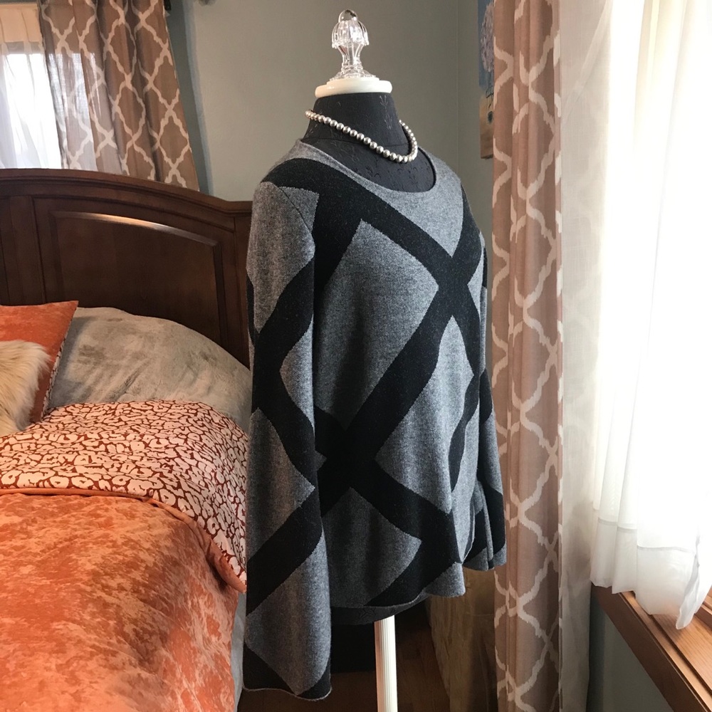 Ann Taylor ⚜️ Grey & Black Design Sweater - Picture 3 of 7